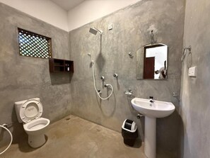 Standard Quadruple Room, Balcony, Beach View | Bathroom | Shower - Kudah Bay Surf Hotel (Arugam Bay)