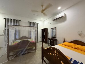 Economy Quadruple Room, Balcony, Beach View - Kudah Bay Surf Hotel (Arugam Bay)