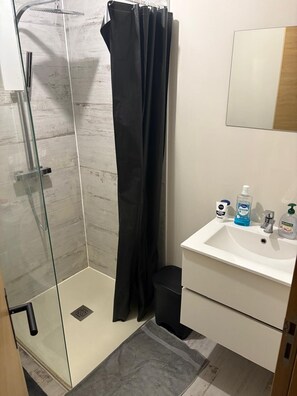 Shower - Apartment between sea and river, Cathar castles and vineyards (Portel-des-Corbières)
