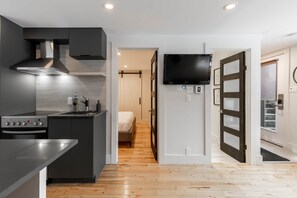 Fridge, microwave, oven, stovetop - Le Champery Tremblant 3 (Mont-Tremblant)