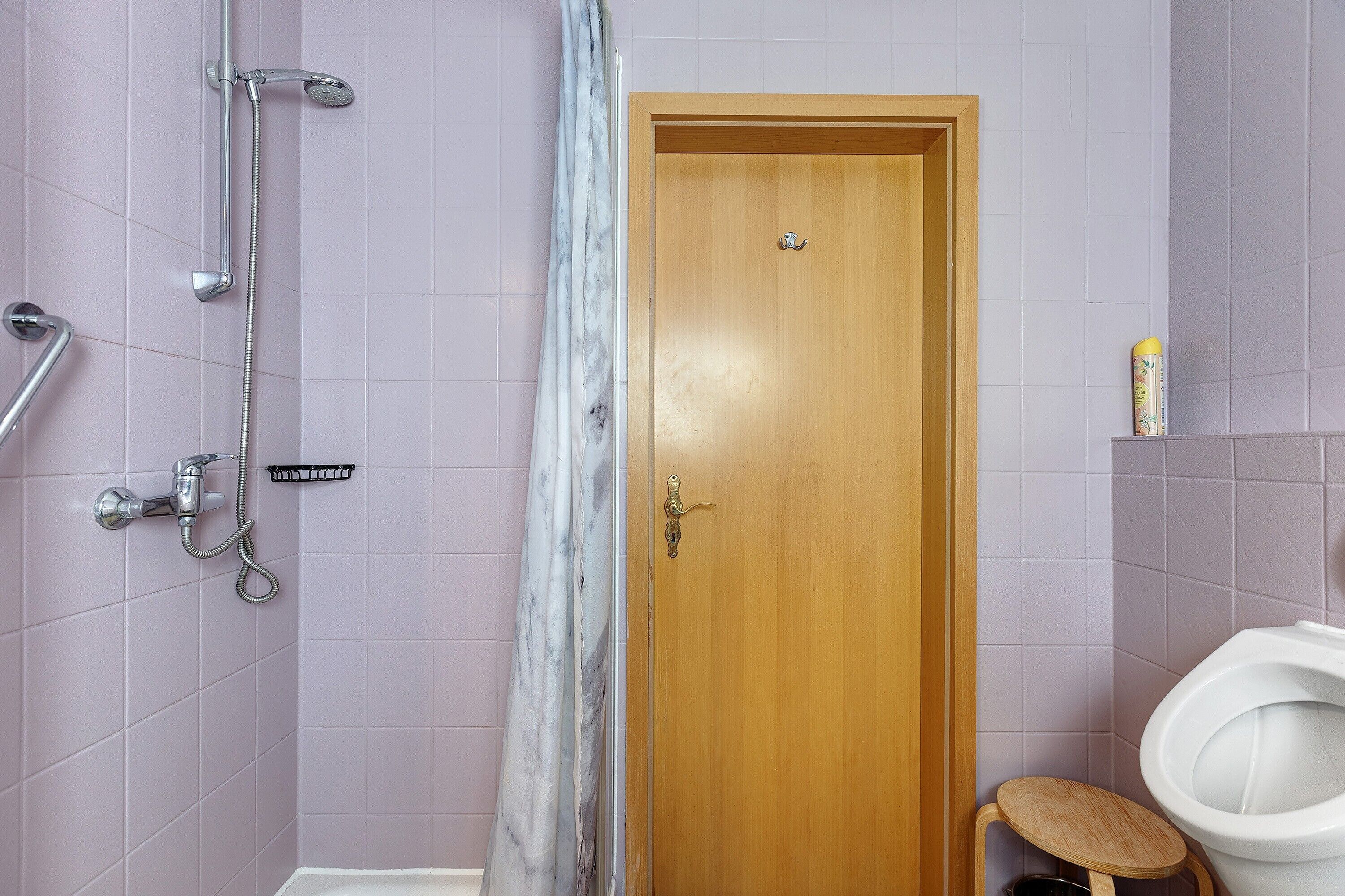 Douche, sèche-cheveux, serviettes fournies