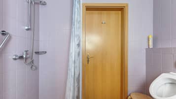 Douche, sĂšche-cheveux, serviettes fournies