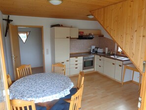 Kylskåp, mikrovågsugn, ugn och spishäll