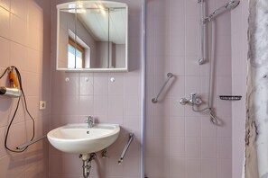 Dusche, Haartrockner, Handtücher