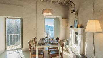 House (2 Bedrooms) | Ruang tamu