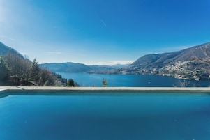 Vista despejada de una piscina con un paisaje montañoso al fondo.