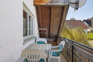 Outdoor dining - Apartment 'Af' with Shared Garden, Balcony and Wi-Fi (Bonndorf im Schwarzwald)