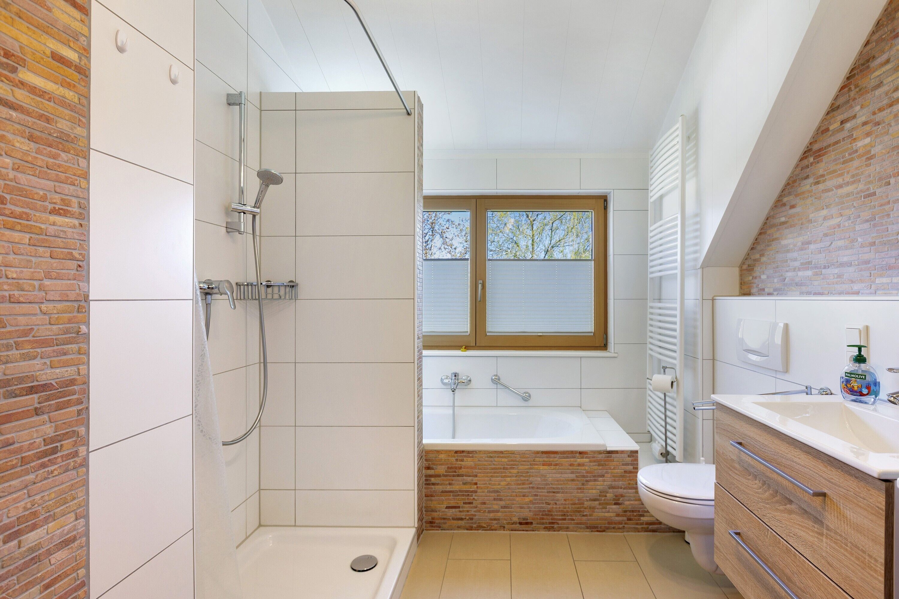 Een douche, een haardroger, handdoeken