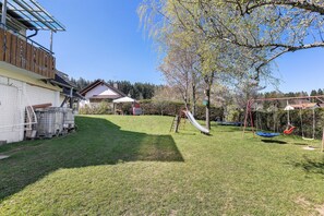 Children’s area - Apartment 'Af' with Shared Garden, Balcony and Wi-Fi (Bonndorf im Schwarzwald)