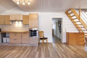Fridge, microwave, oven, stovetop - Apartment 'Af' with Shared Garden, Balcony and Wi-Fi (Bonndorf im Schwarzwald)