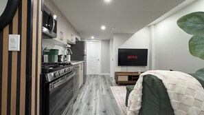 Frigorífico, microondas, horno y placa de cocina