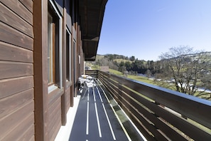 Long balcony with countryside and mountain views - Chalet Stadel – Holiday Home with Fireplace (Unterwasser)