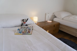 Schlafzimmer mit zwei Einzelbetten und liebevollen Kinderdetails