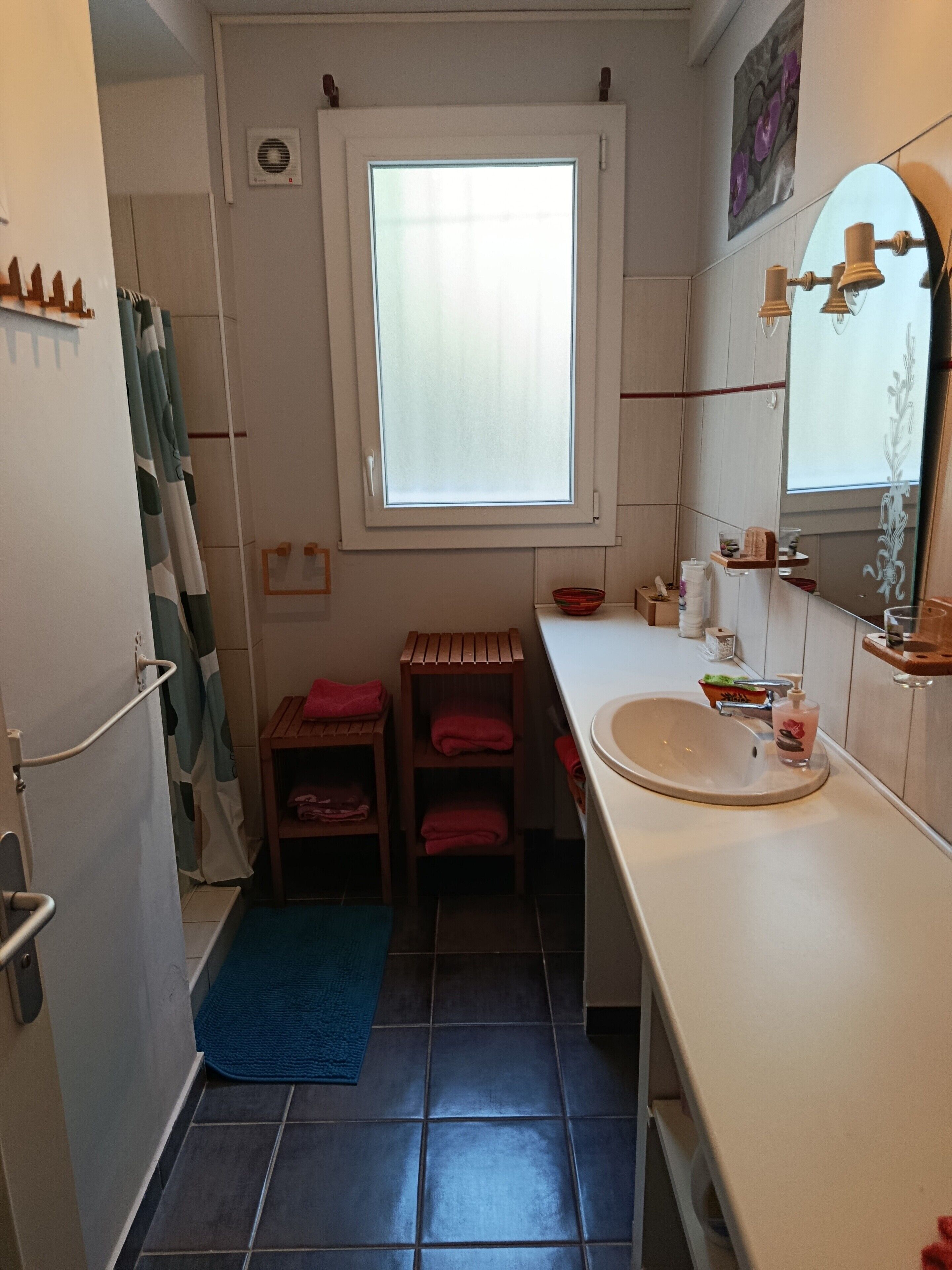 Douche, sèche-cheveux, serviettes fournies