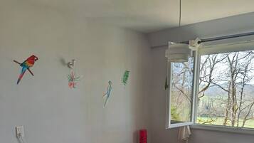 2 bedrooms, desk, iron/ironing board, WiFi