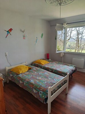 2 chambres, fer et planche à repasser, Wi-Fi, draps fournis