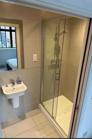 Dusche, Haartrockner, Handtücher, Seife