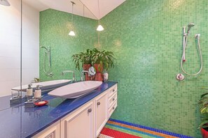 Hair dryer, towels - The Church House Spacious Heritage Escape for Two (North Hobart)