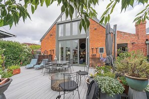 Outdoor dining - The Church House Spacious Heritage Escape for Two (North Hobart)