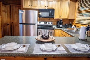 Fridge, microwave, oven, stovetop - Discover the perfect getaway at Square Bear in Sevierville, TN, where luxury and (Sevierville)