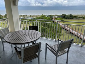 Outdoor dining - OCEANFRONT 2-bedroom villa with amazing view in Marriott’s Surfwatch (Hilton Head Island)