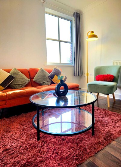 Modern 2BR City Center Apt |Work & Family|Parking