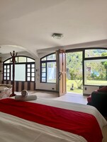 Escritorio, cortinas blackout y tabla de planchar con plancha 