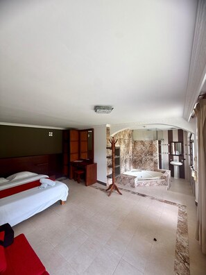 書桌、遮光布/窗簾、熨斗/熨衣板、免費無線上網