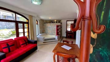 Deluxe-Suite, Terrasse, Gartenblick | Innenbereich