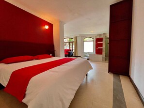 Suite Deluxe, patio, vistas al jardín | Escritorio, cortinas opacas, tabla de planchar con plancha y wifi gratis