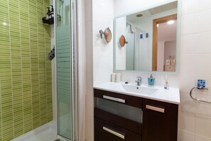 Shower, hair dryer, towels - Global Vacacional: Beatiful apartment near the beach (Puerto de Sagunto)