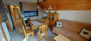 Living area - Comfortable 6-person apartment Saint Jean d'Arves les Sybelles 3* rated (Saint-Jean-d'Arves)