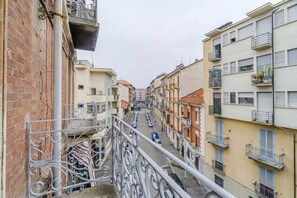 Property grounds - GuestHost - A bright and welcoming 50 square meters apartment, perfect for four people, located on the third floor of a building without an elevator.The property is located in a very quiet area and is close to San Giovanni Bosco Hospital. Thanks to publi (Turin)