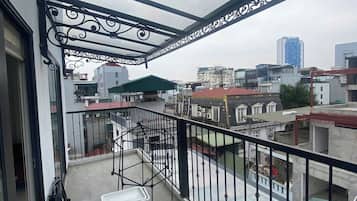 Studiosuite, terrasse | Skrivebord og wi-fi (inkludert)