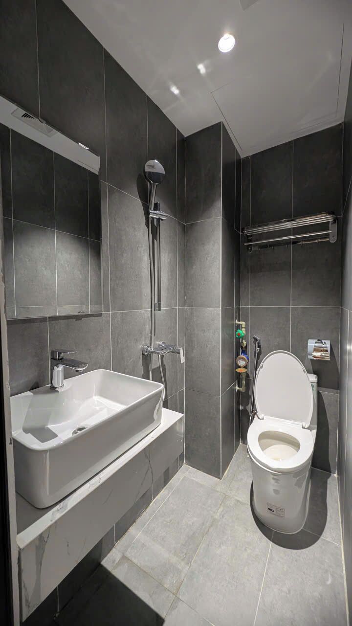 Ducha, secador de pelo, bidet, toallas