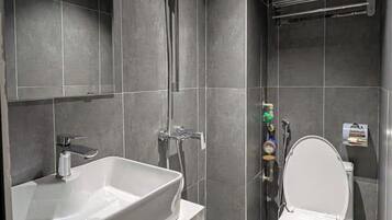 Ducha, secador de pelo, bidet, toallas