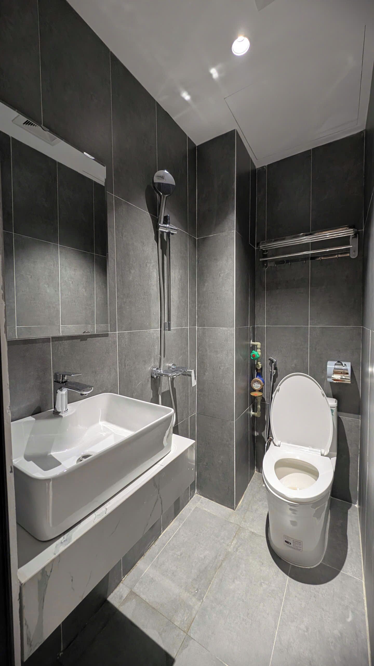 Dusj, hårføner, håndklær og såpe