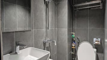 Dusj, hårføner, håndklær og såpe