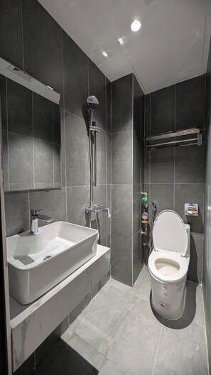Shower, hair dryer, towels, soap - Trung Liet SIGNATURE (Dong Da)