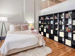 5 bedrooms, desk, iron/ironing board, WiFi - Loft 40- Game Room- Sleeps 18 (Cleveland)