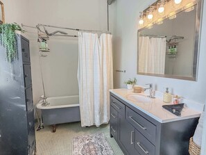 Shower, hair dryer, towels, shampoo - Loft 40- Game Room- Sleeps 18 (Cleveland)