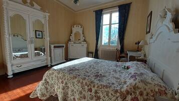 Fer et planche Ă repasser, accĂšs Internet, draps fournis