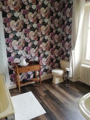 Serviettes fournies, savon, papier toilette