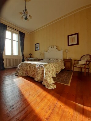 Tabla de planchar con plancha, Internet, ropa de cama