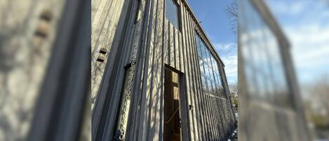 المنشأة من الخارج