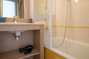 Shower, hair dryer, towels - Bright apartment with balcony and harbor view – 4 guests (Talmont-Saint-Hilaire)