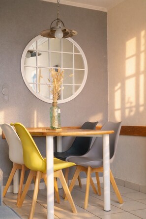 Outdoor dining - Bright apartment with balcony and harbor view – 4 guests (Talmont-Saint-Hilaire)