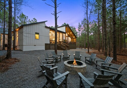 Luxe New Cabin w/7 Bedrooms, Hot Tub, Sleeps 26!