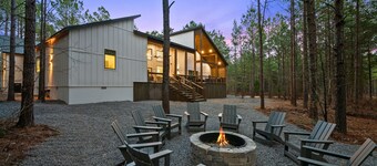 Luxe New Cabin w/7 Bedrooms, Hot Tub, Sleeps 26!