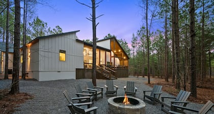Luxe New Cabin w/7 Bedrooms, Hot Tub, Sleeps 26!